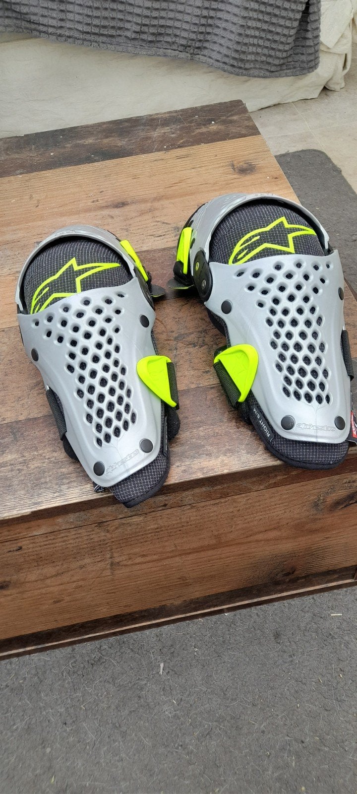 2 nieuwe knie brace, Ophalen