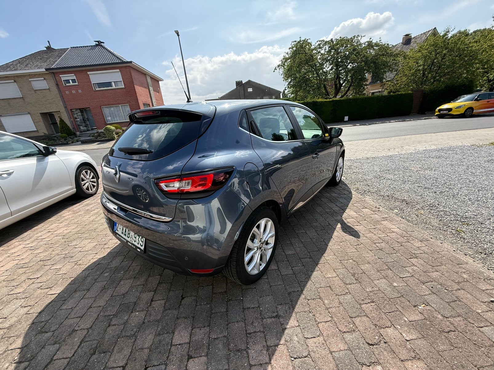 Renault Clio 1.2TCE EDC, 87 kW, Leder en Stof, 5 deurs, Zilver of Grijs