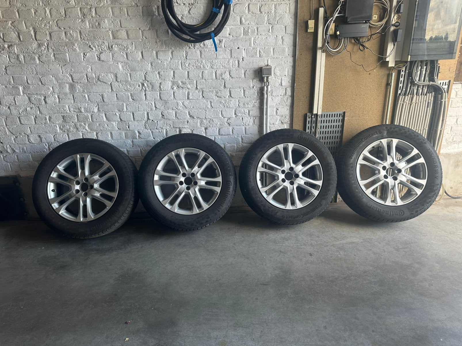 Set4xOriginele Volvo18"Aluvelg Zomerbanden Conti Spacers, Auto-onderdelen, Banden en Velgen, Ophalen, Zomerbanden, Band(en)
