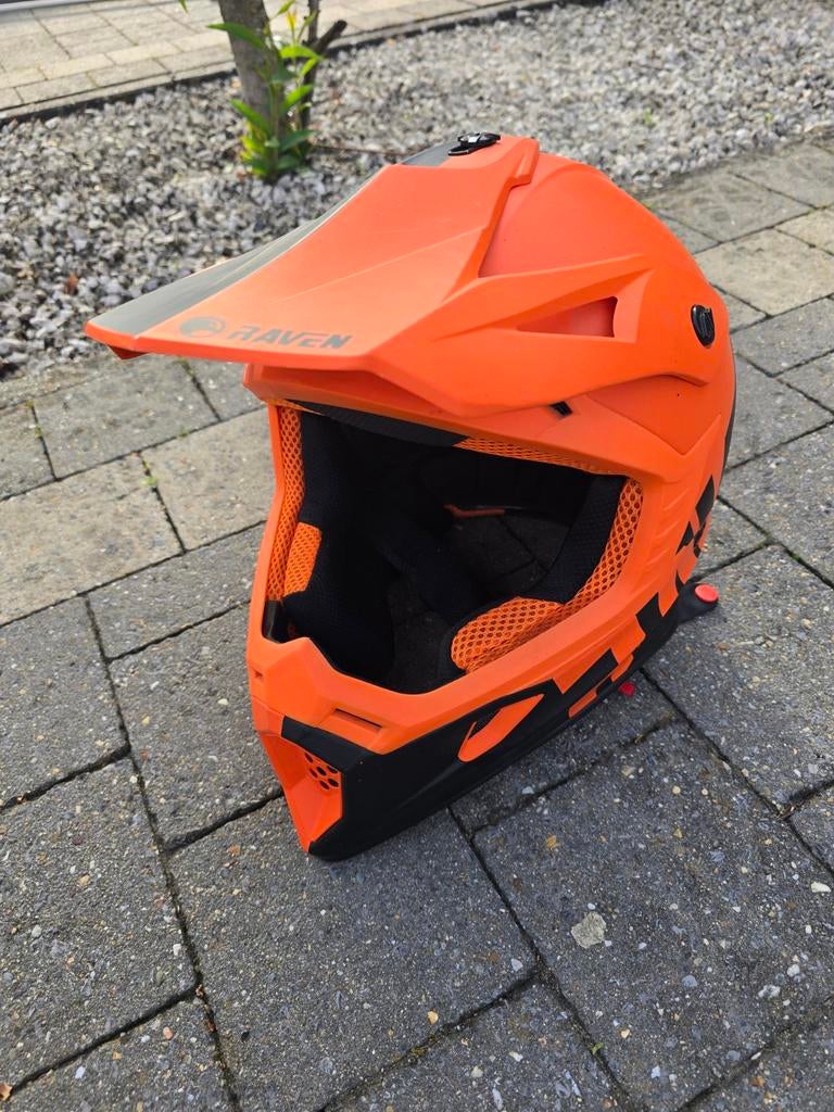 Raven helm, Motoren, Ophalen, L