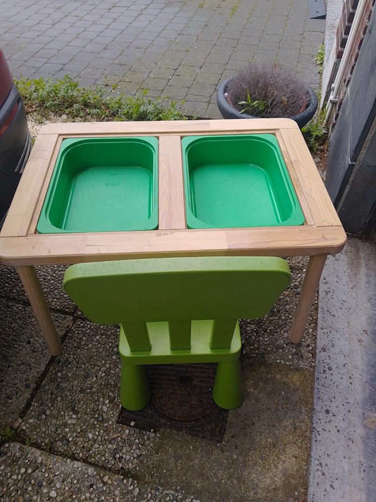 Sensory tafel met bakken en  2 stoelen van ikea, Kinderen en Baby's, Ophalen