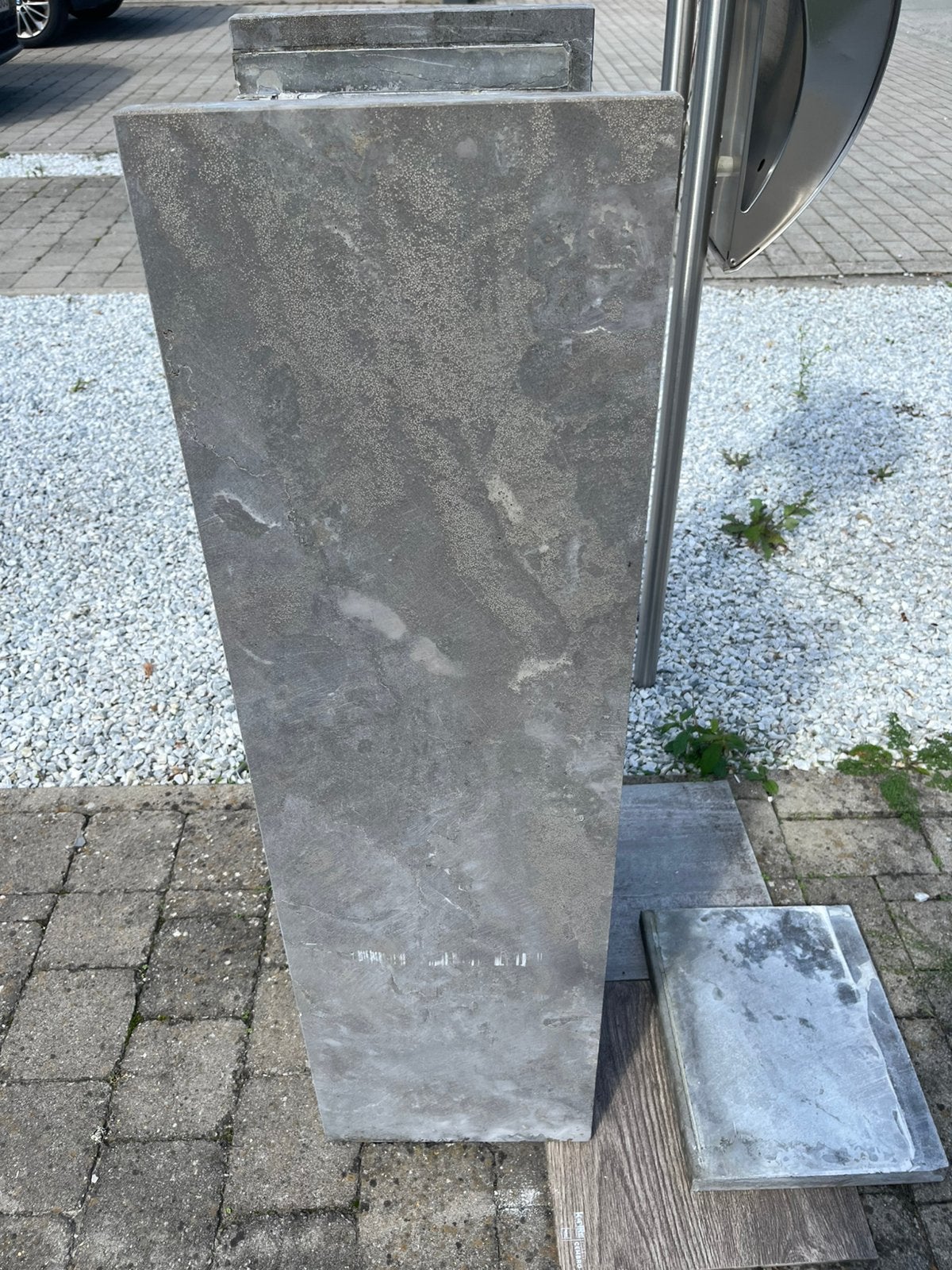 Kapotte brievenbus uit natuursteen, Enlèvement, Utilisé, Pierre, Sur pied