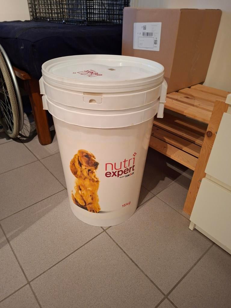 2 voedertonnen, Enlèvement