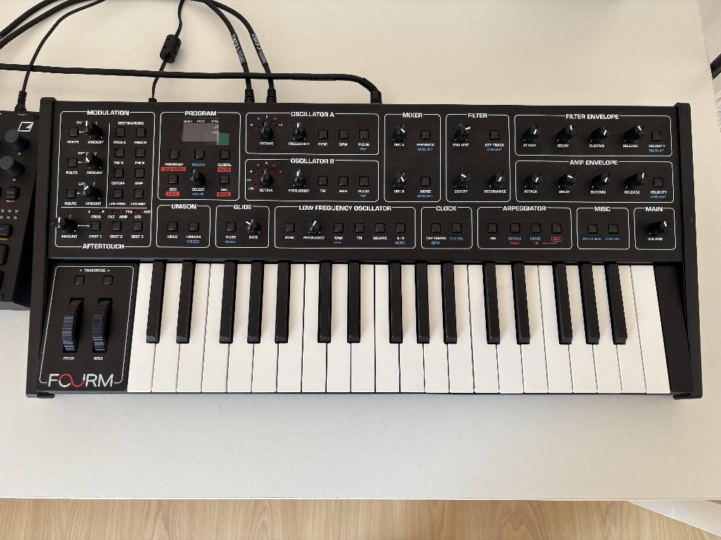 Sequential Fourm synthesizer – nieuwstaat en garantie, Muziek en Instrumenten, Overige merken, Zo goed als nieuw, Met midi-aansluiting