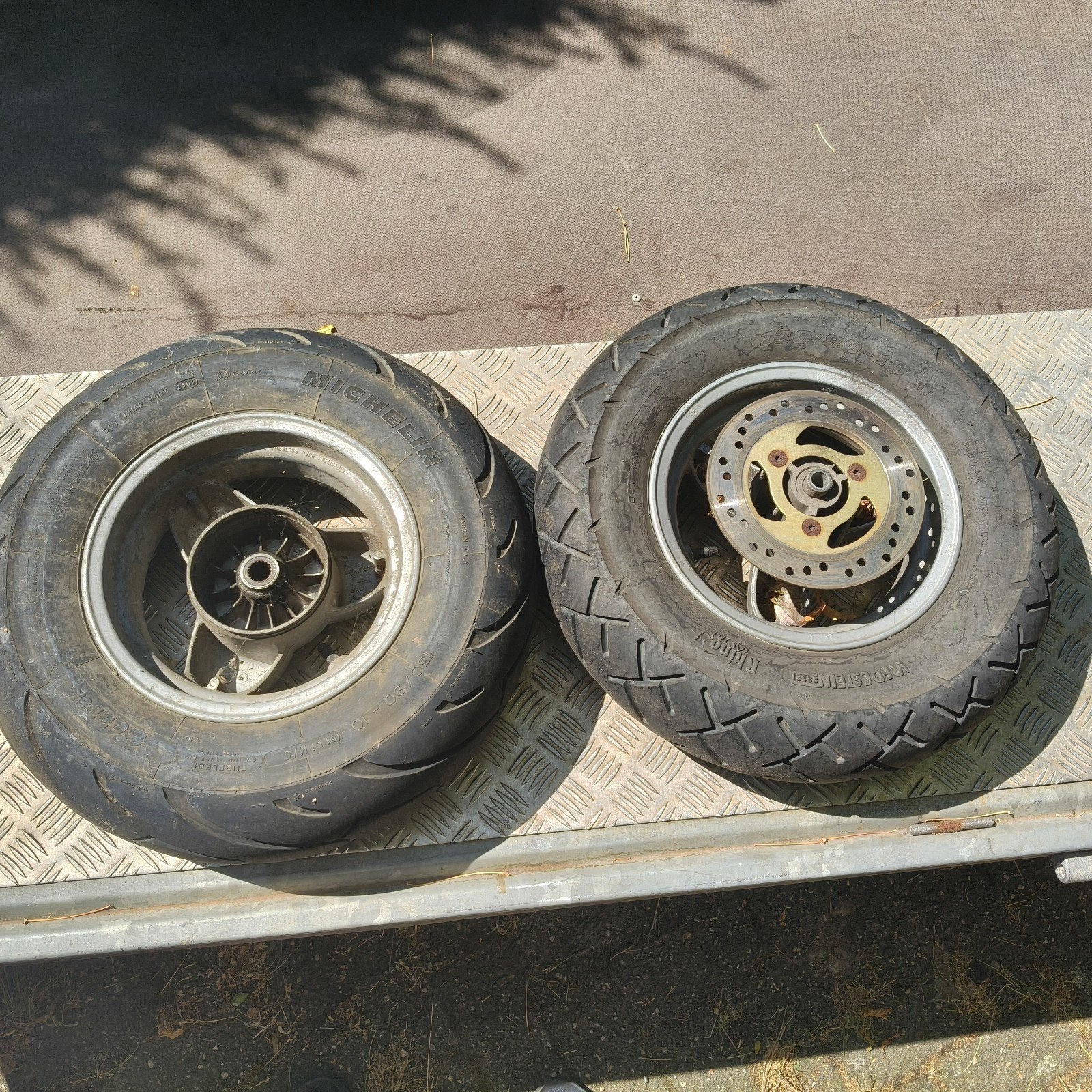 2 scooter banden 130/90-10, Fietsen en Brommers, Ophalen, Gebruikt, Vredestein en Michelin