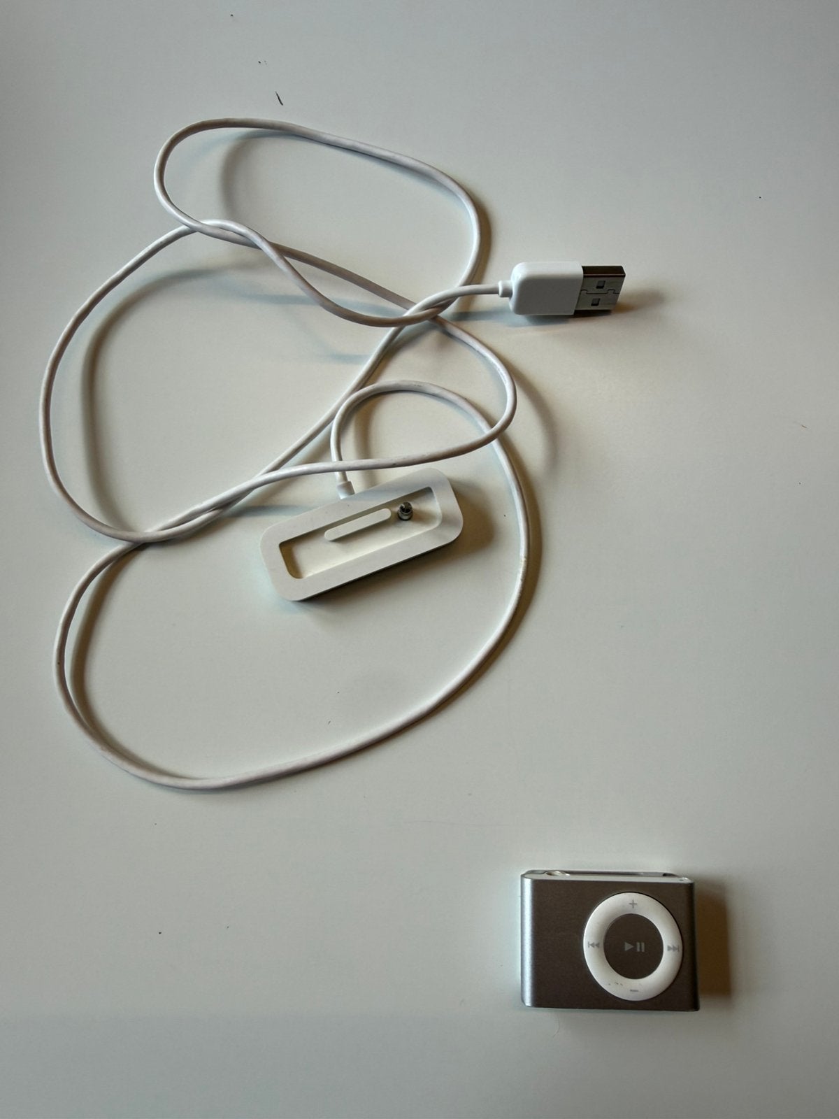 iPod Shuffle 2e génération – 1 Go – avec câble de recharge, TV, Hi-fi & Vidéo, Lecteurs Mp3 | Apple iPod, Shuffle, Enlèvement