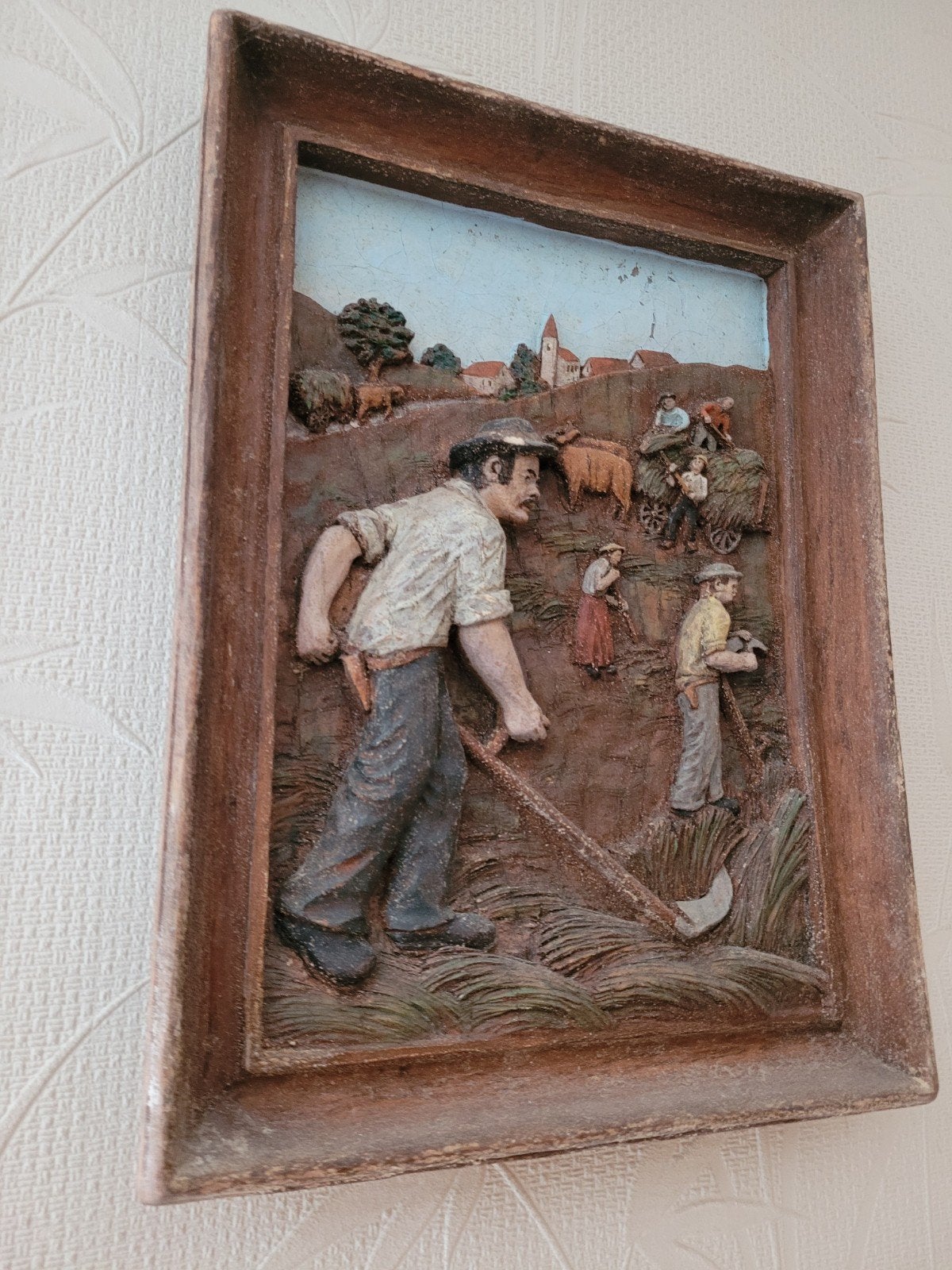 Peinture en bois sculpté représentant des paysans travaillan, Antiek en Kunst, Antiek | Wandborden en Tegels, Ophalen of Verzenden