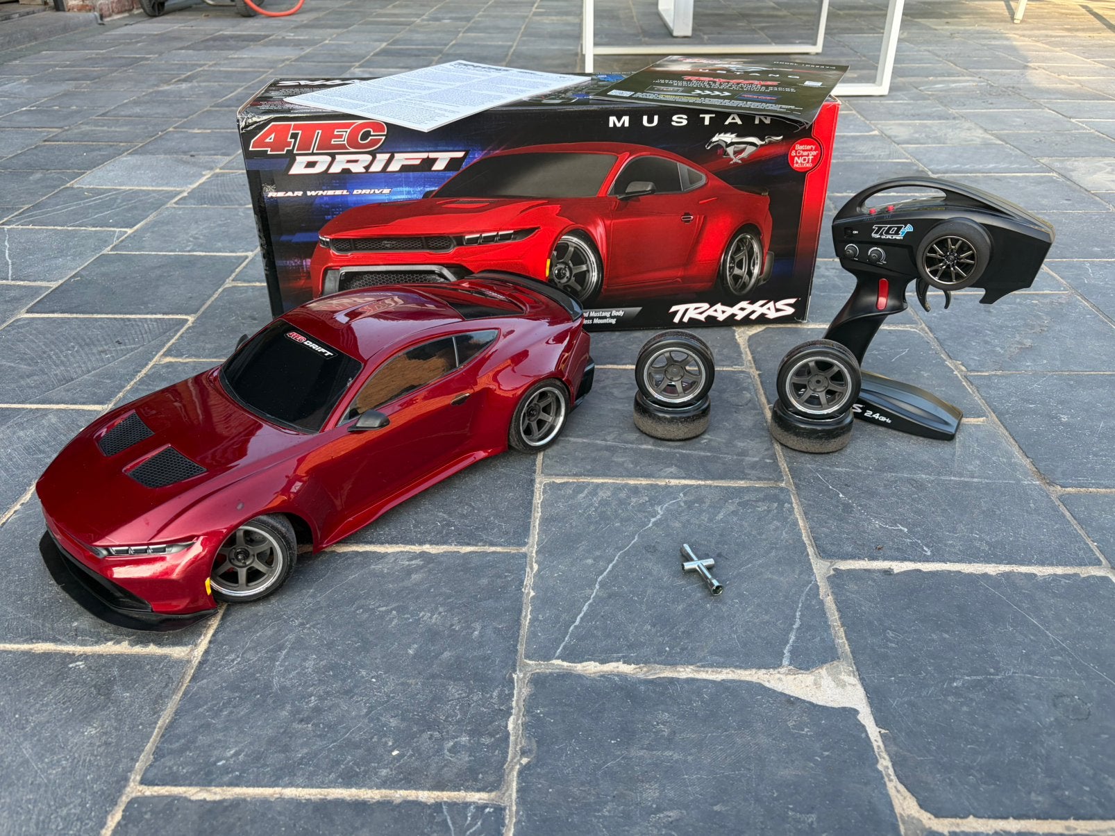 Traxxas ford mustang 4 tec drifter, Hobby & Loisirs créatifs, Modélisme | Radiocommandé & Téléguidé | Voitures, Échelle 1:10, Voiture on road