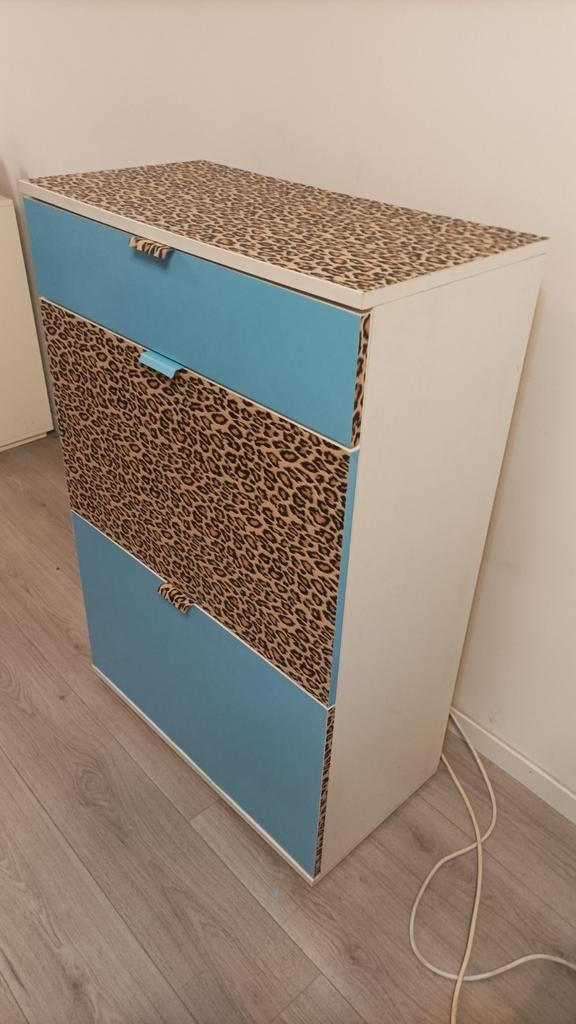 Table de massage avec housse rose adaptée à la table. 40 cm