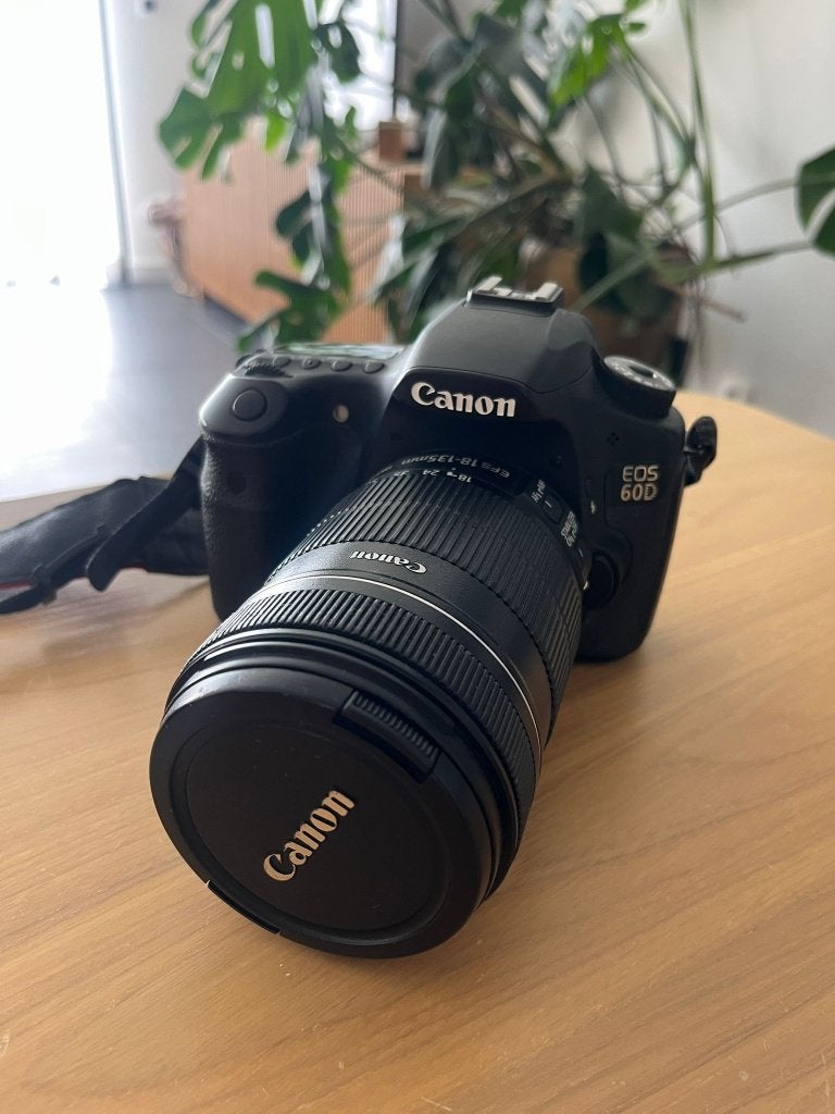 Canon EOS 60D + EF-S 18-135 mm IS, TV, Hi-fi & Vidéo, Chargeur, Flash intégré, 18 mégapixels, Enlèvement ou Envoi