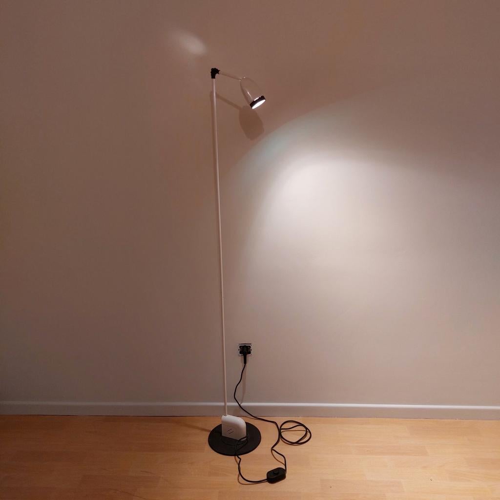 Lampe blanche sur pied, Huis en Inrichting, Lampen | Vloerlampen, Zo goed als nieuw