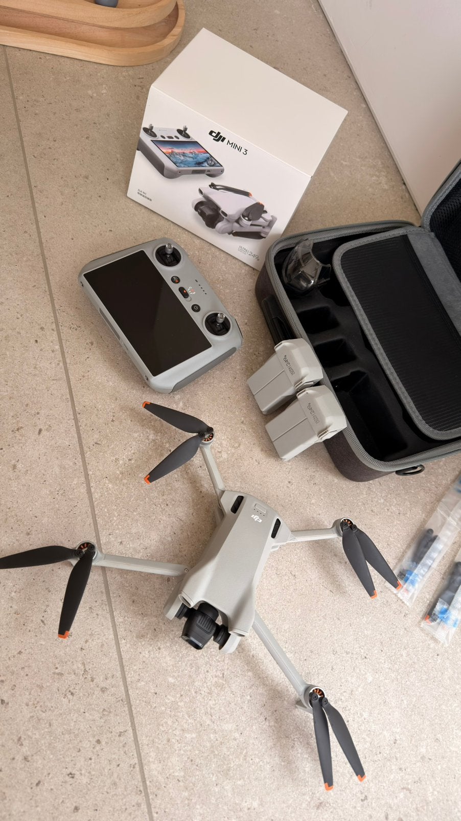 DJI Mini 3 (RC), Drone avec caméra, Moins de 250 g, Comme neuf, Batterie(s) supplémentaire(s)