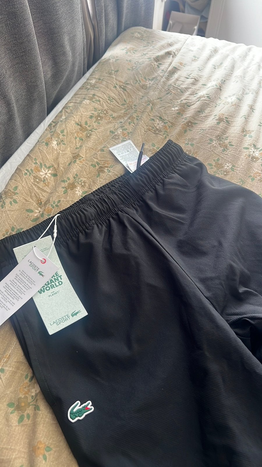 Lacoste broek, Ophalen