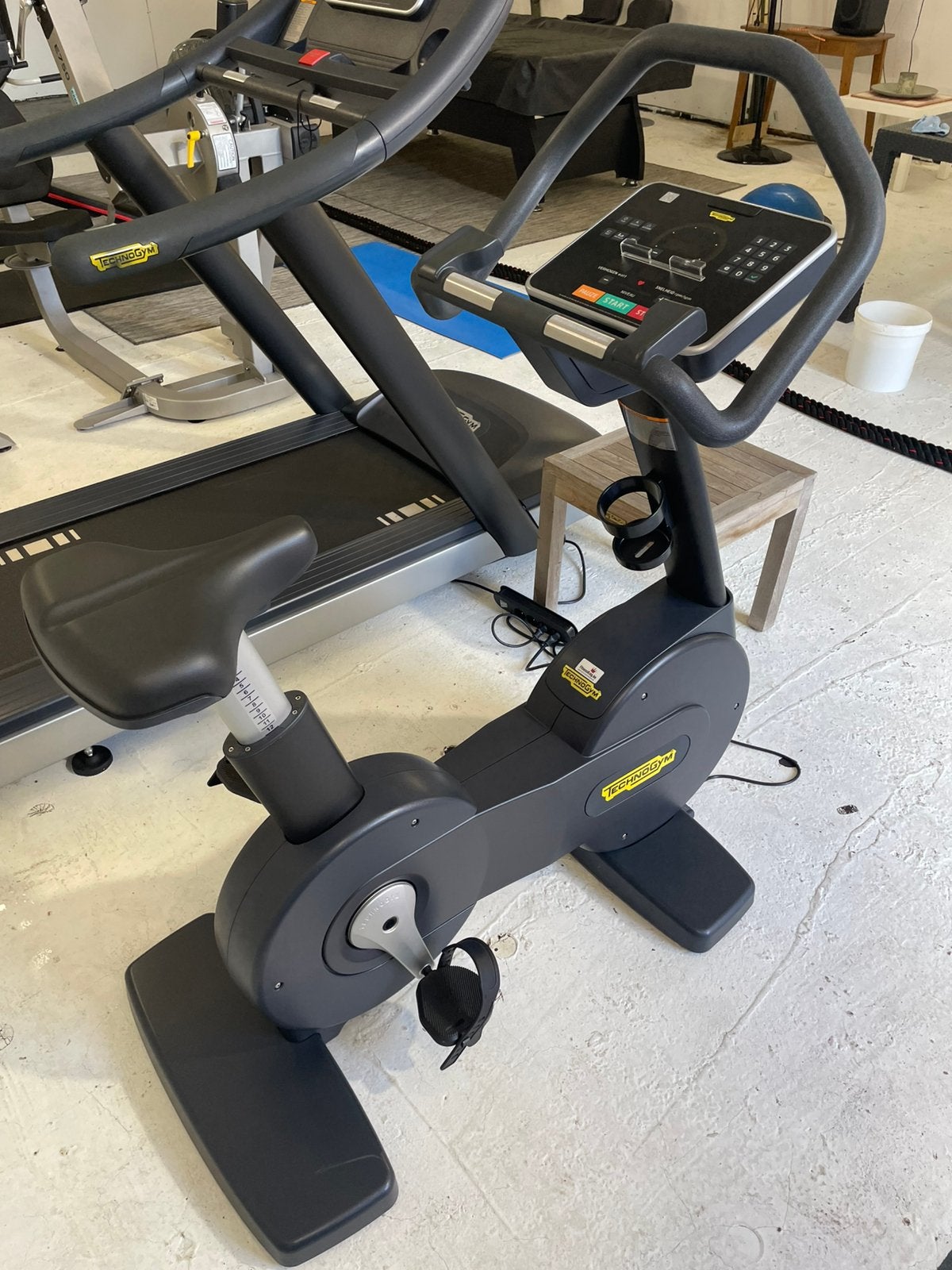 Hoge fiets Hometrainer Technogym, Sport en Fitness, Fitnessmaterialen, Ophalen, Zo goed als nieuw