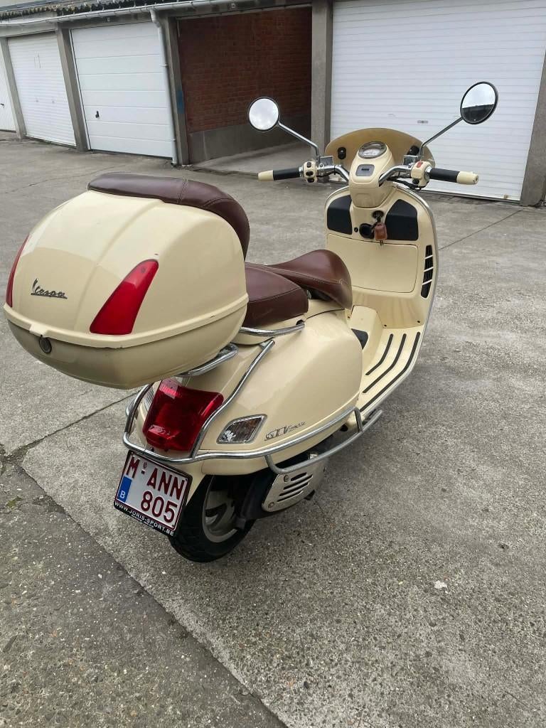 VESPA GTV250 FARO BASSO  2500  EURO !!!!, Vélos & Vélomoteurs, Autres modèles, Classe B (45 km/h), Enlèvement, Utilisé