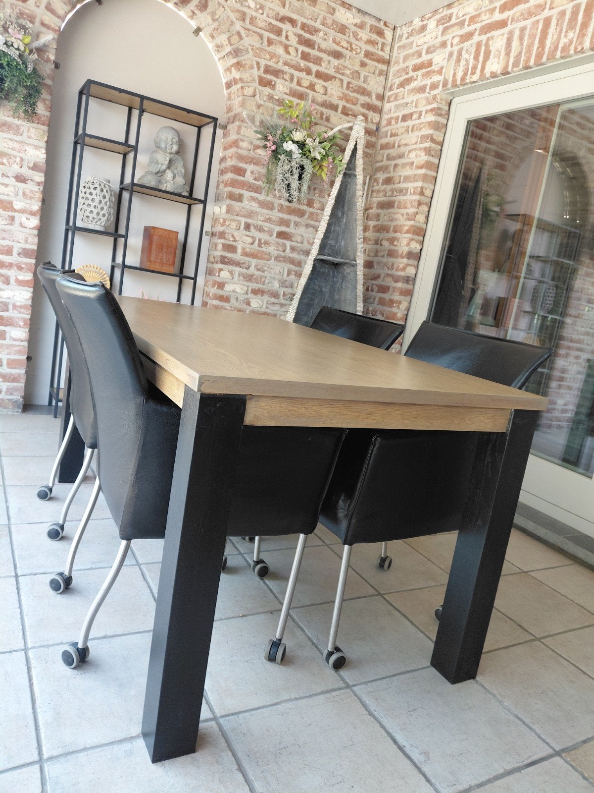 tafel met lederen verijdbaren stoelen, Ophalen