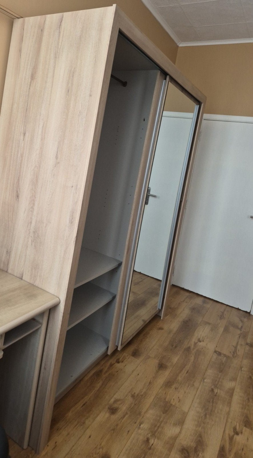 Grande armoire avec portes coulissantes et miroirs complets, Maison & Meubles, Armoires | Penderies & Garde-robes, Avec porte(s)