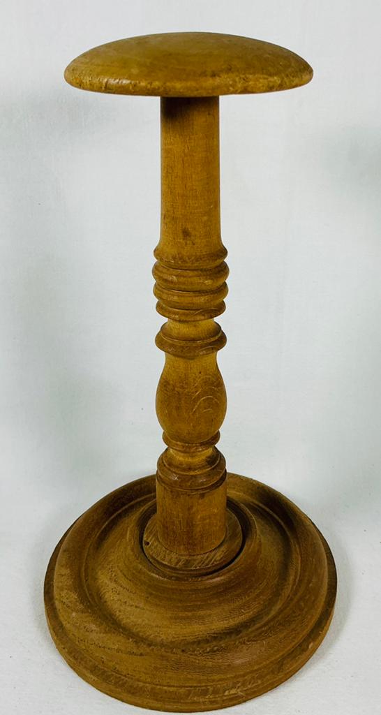 Porte-chapeau en bois ancien en brocante vintage, Envoi
