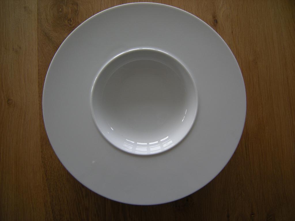 12 diepe borden "Yong" diameter 30 cm, 20 euro., Huis en Inrichting, Keuken | Servies, Zo goed als nieuw, Bord(en), Porselein