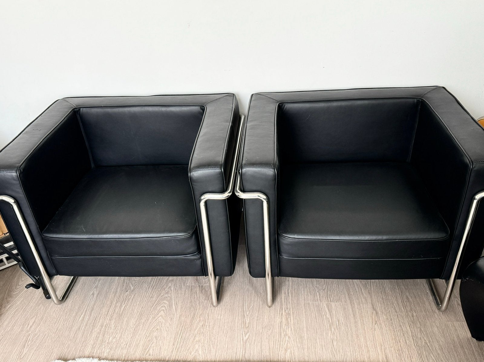 LC2 Fauteuils – Le Corbusier – Hoogwaardige Replica –Leder, Huis en Inrichting, Ophalen, Gebruikt, Leer