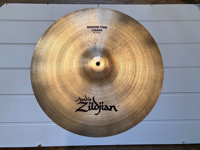 Cymbale Zildjian-Avedis Medium Thin Crash 18" -très bon état, Musique & Instruments, Batteries & Percussions, Enlèvement ou Envoi