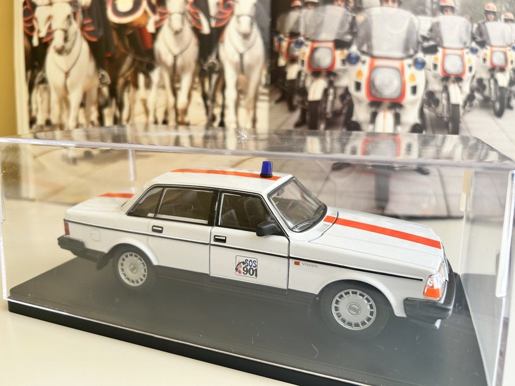 Rijkswacht Volvo 240 GL - miniatuur 1:24, Enlèvement ou Envoi, Gendarmerie, Miniature ou Figurine