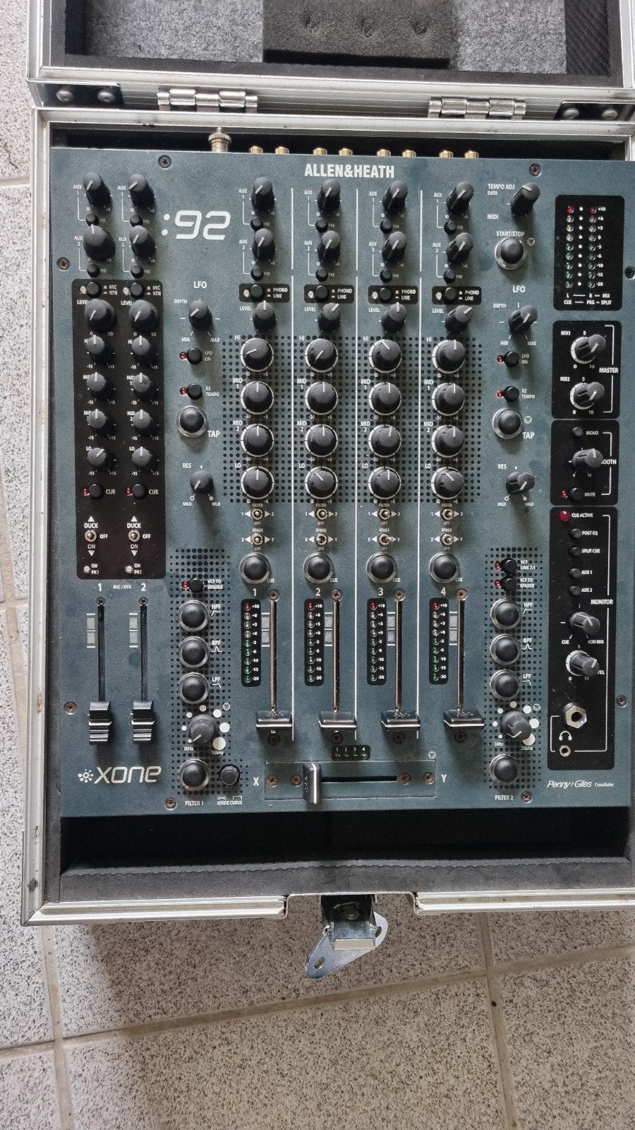 Allen&Heath Xone92 en case Road Ready, Musique & Instruments, DJ sets & Platines, Enlèvement