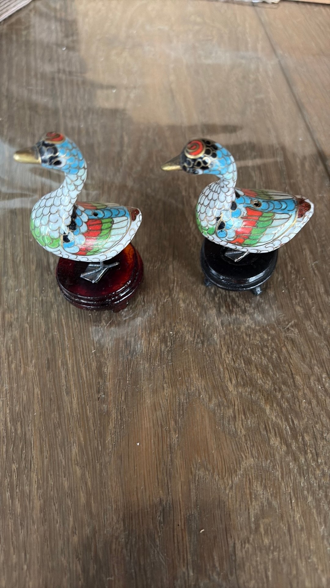 2 canards cloisonnés avec pieds en bois, Enlèvement ou Envoi