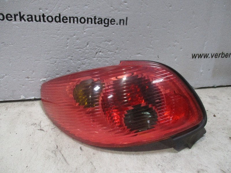 FEU ARRIÈRE GAUCHE Peugeot 206 CC (2D) (01-2000/12-2007), Kontakt-peugeot@peugeot.com, Utilisé, Peugeot Deutschland GmbH, Bahnhofsplatz
65423  Rüsselsheim, DE
