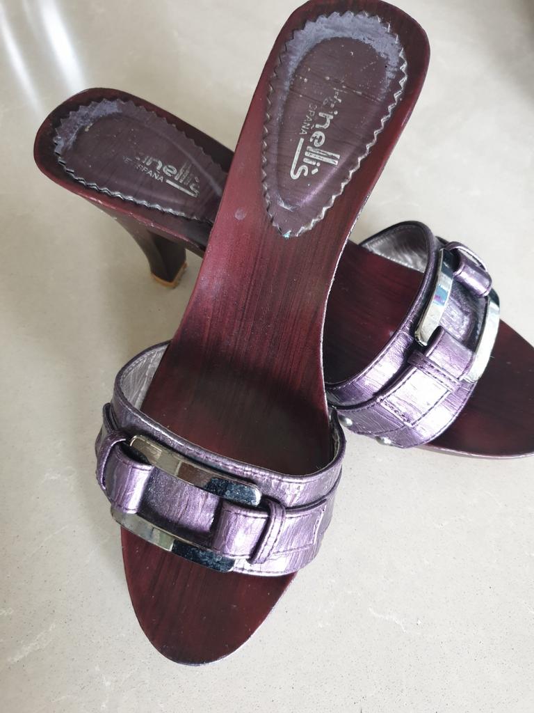 Sandales à talons, Enlèvement