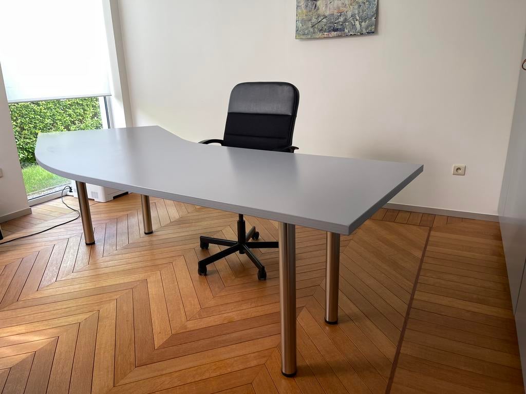 Bureau grijs gespoten mdf, Huis en Inrichting, Gebruikt, Spaanplaat of MDF, Grijs, Computerbureau