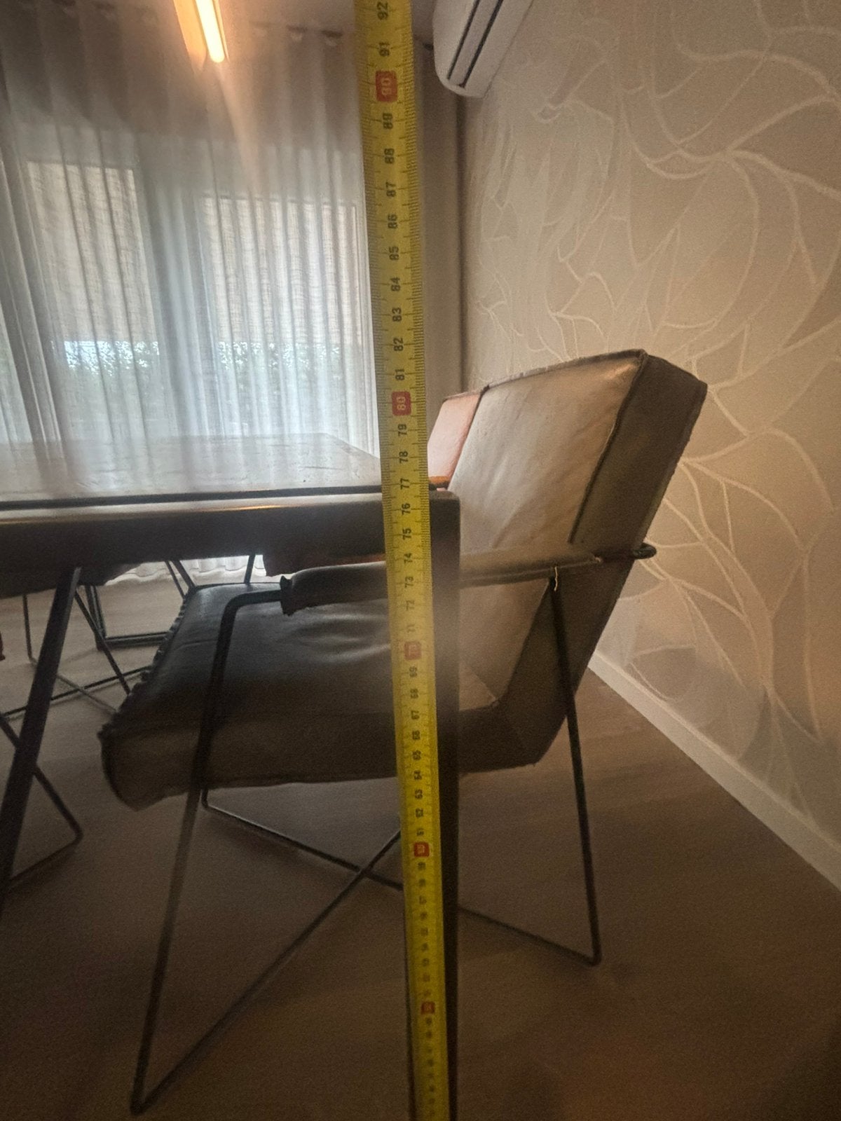 Robuuste eettafel met metalen onderstel en 4 stoelen, Huis en Inrichting, Ophalen, Gebruikt, Overige kleuren, Leer