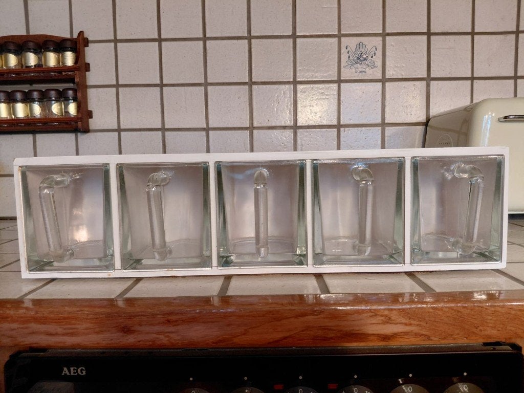 Ancien meuble de cuisine en bois avec 5 râteaux à verre, Antiquités & Art, Curiosités & Brocante, Enlèvement