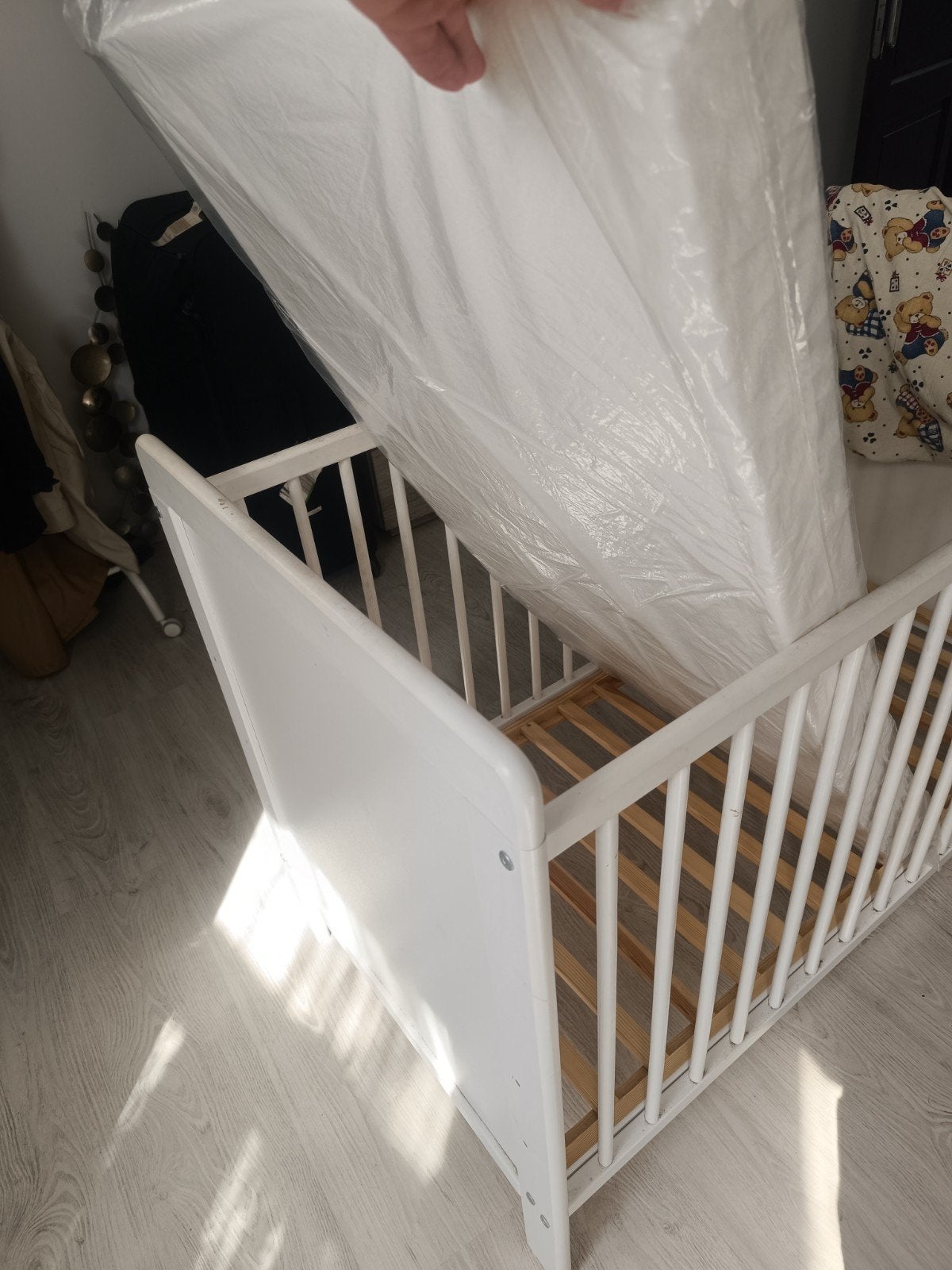 lit avec dras et un nouveau matelas, Enfants & Bébés, Lit