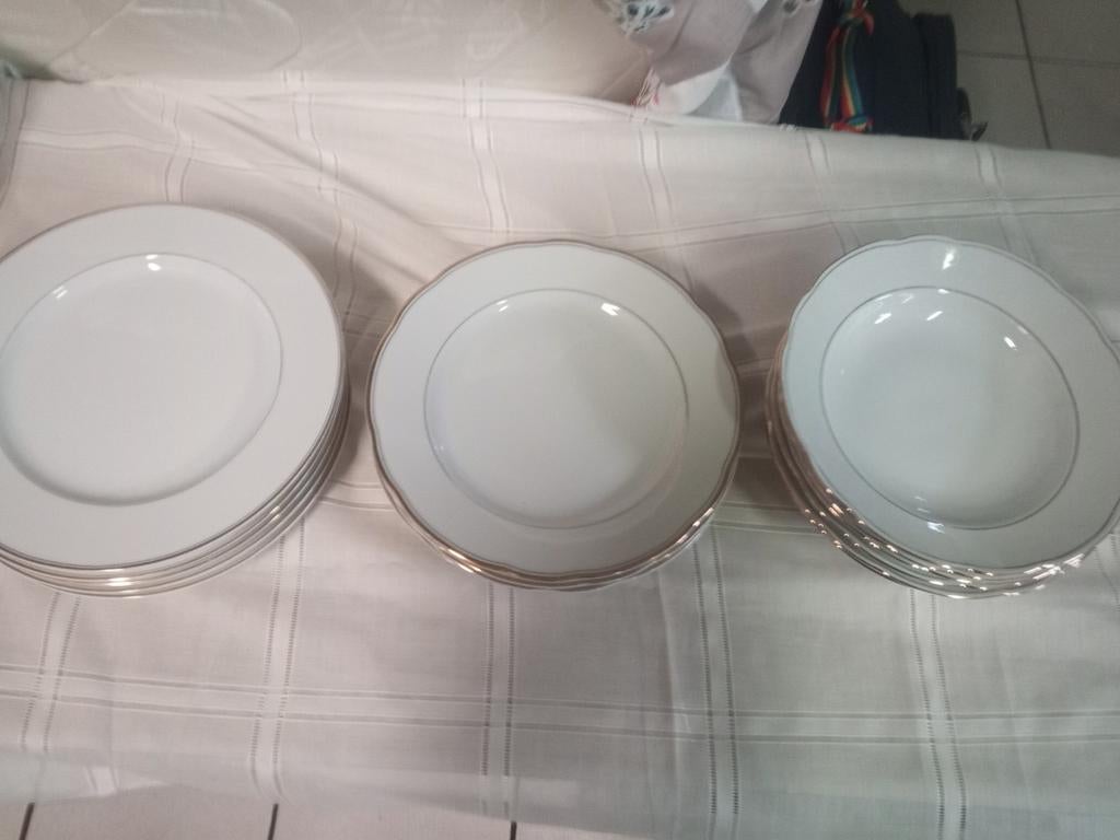 Assiettes porcelaines bord doré., Enlèvement