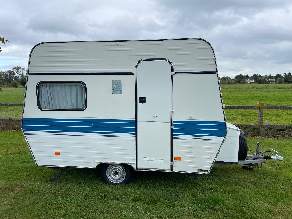 Caravane 750 kg Knaus 1979 oldtimer, Caravanes & Camping, Jusqu'à 4 m, Porte moustiquaire, 2 lits séparés, Particulier