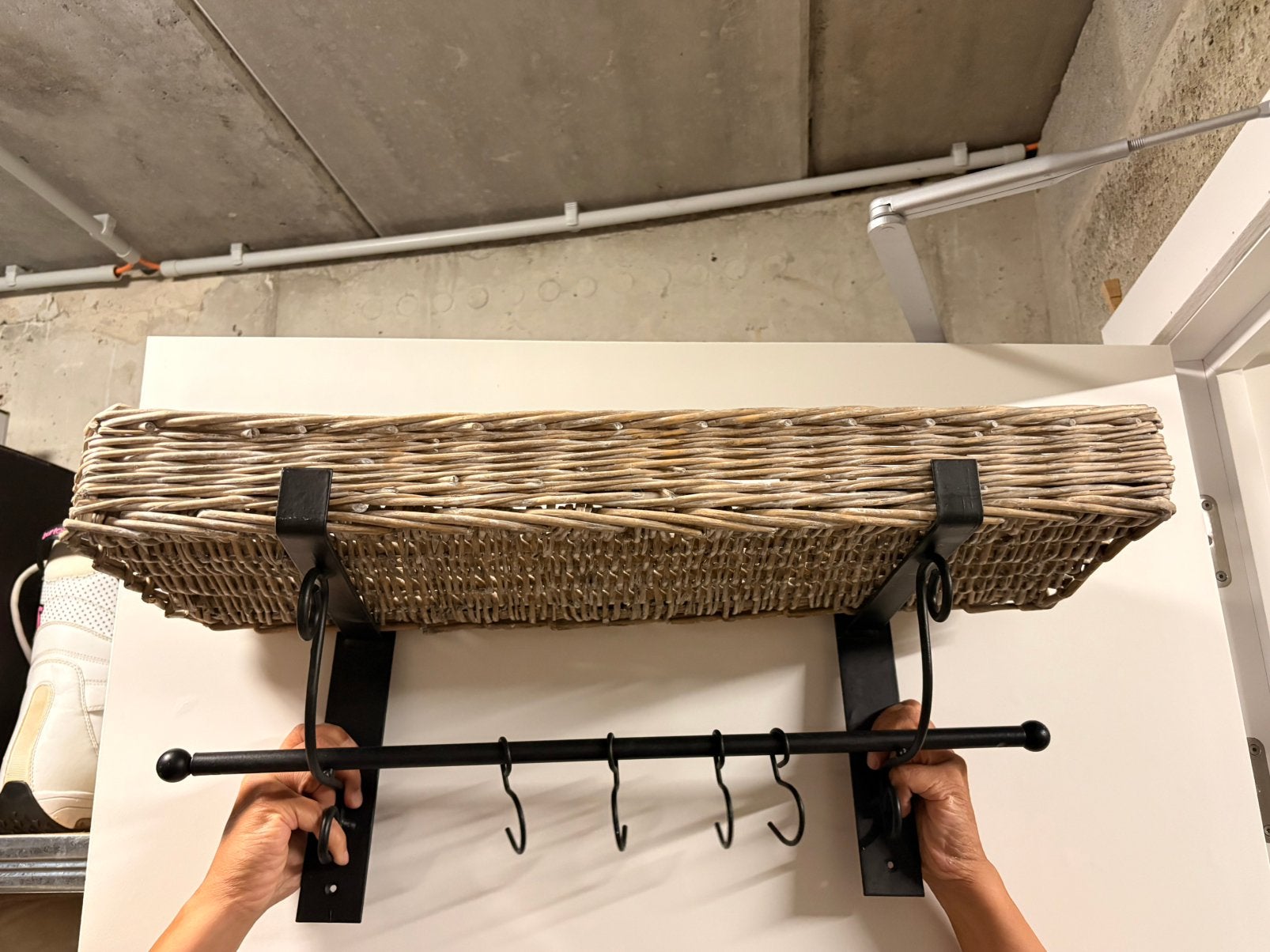 Wandkapstok met rieten mand landelijk / rustiek, Huis en Inrichting, Woonaccessoires | Kapstokken, Ophalen, Zo goed als nieuw