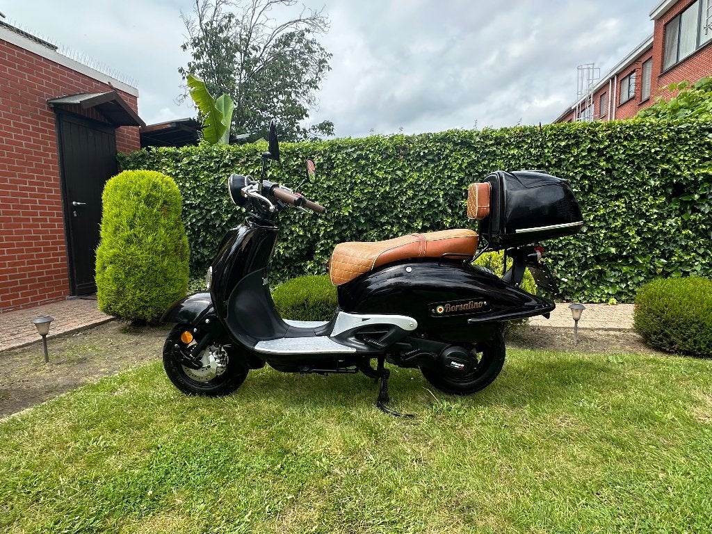 Scooter 125 cc neco borsalino in nieuwe staat, weinig km, Fietsen en Brommers, Ophalen, Zo goed als nieuw, Overige typen, Vespa