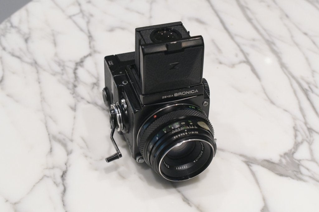 Bronica ETR avec détecteur de capot et 75 mm/f2,8, Collections, Enlèvement ou Envoi, 1980 à nos jours, Appareils photo