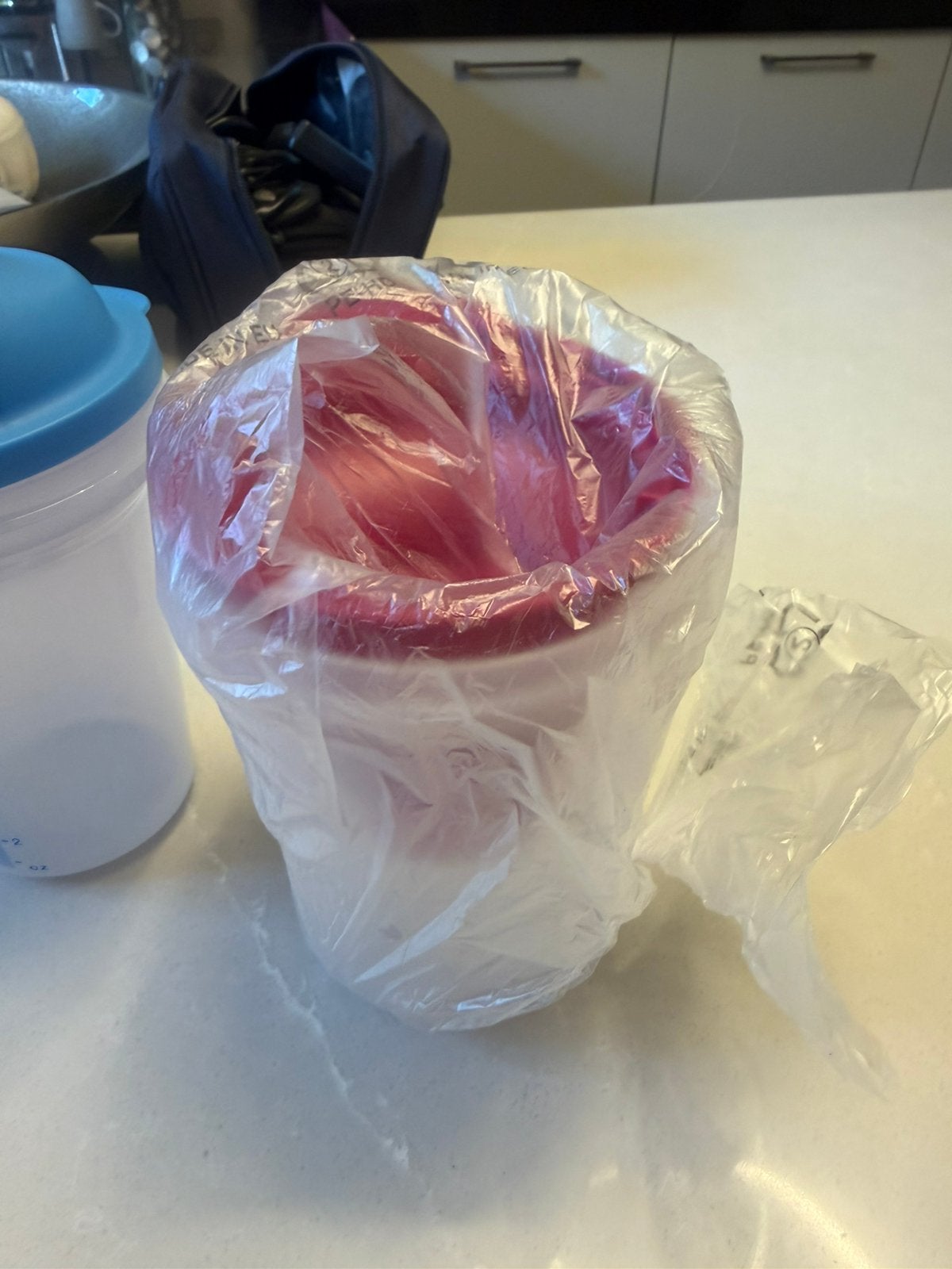 Kleine shaker tupperware, Huis en Inrichting, Keuken | Tupperware, Nieuw, Shaker, Paars, BPA-vrij, Lekvrij, Luchtdicht, Met compartimenten