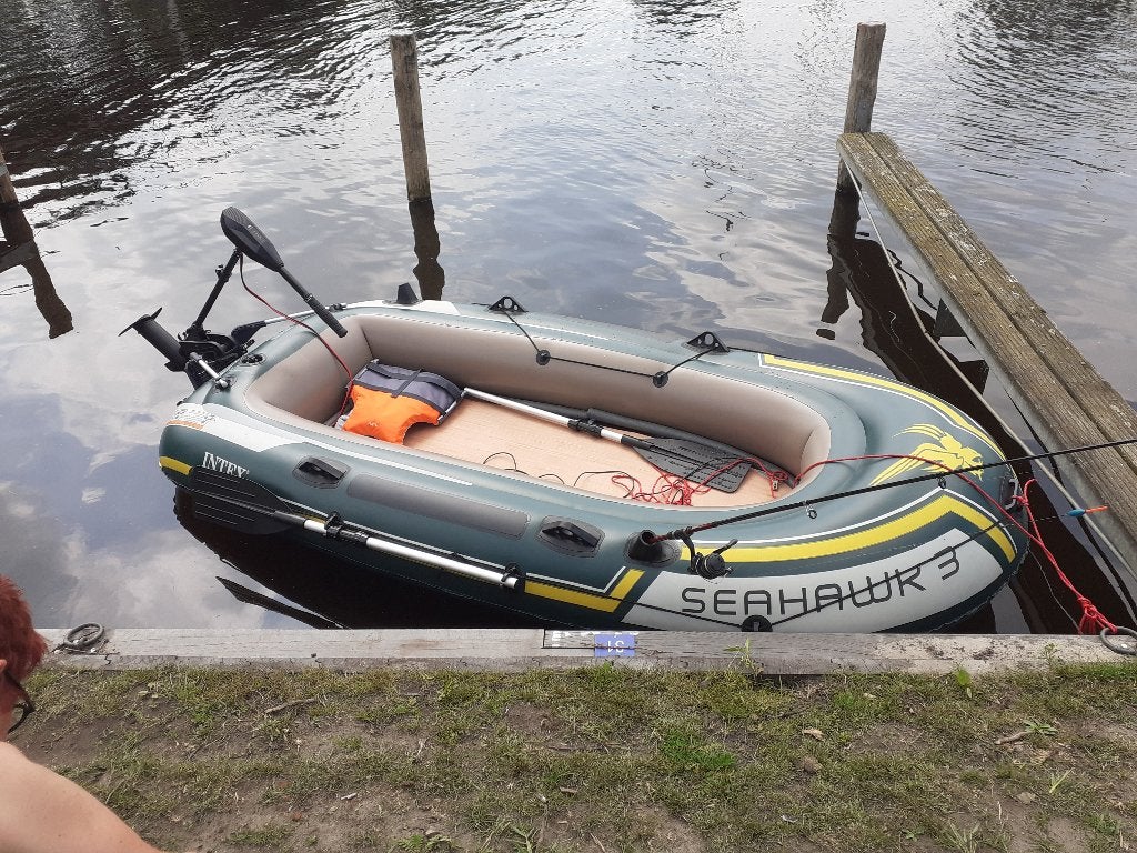 Opblaasboot met fluistermotor, Watersport en Boten, Ophalen, Elektrisch, Zo goed als nieuw, Peddels