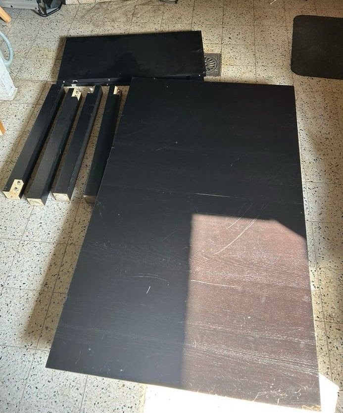 Zwarte uitschuifbare ikea tafel, Huis en Inrichting, Stoffering | Tapijten en Vloerkleden, Ophalen, Zo goed als nieuw