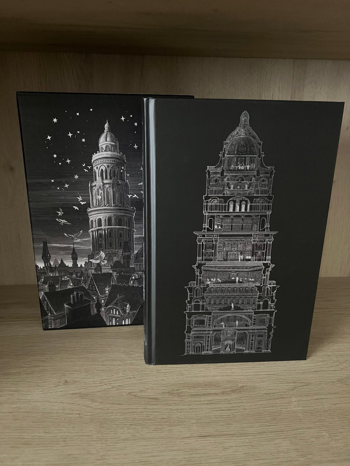 Babel – R.F. Kuang | Illumicrate Exclusive | Signed, Ophalen, Zo goed als nieuw