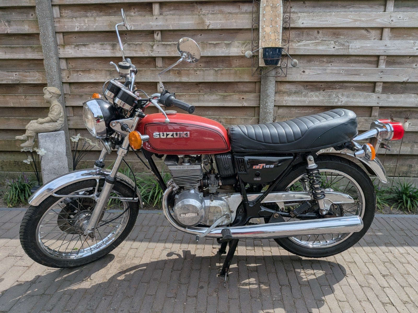 Suzuki GT 185, Motos