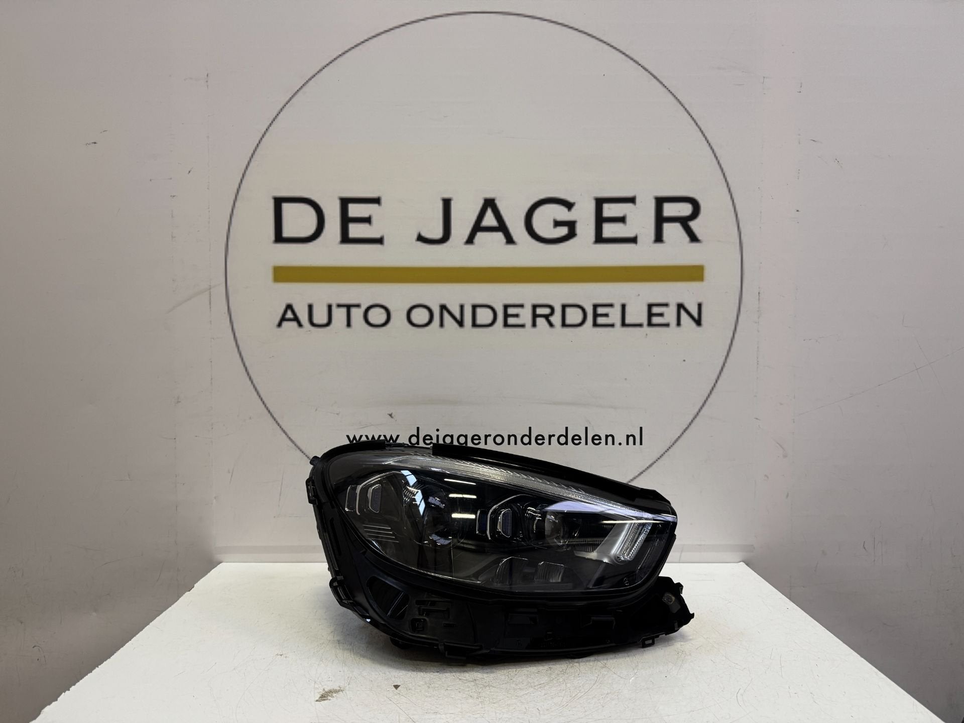 Phare droit Multibeam pour Classe E W213 restyl e A213906041, Mercedes-Benz AG, Mercedes-Benz, Utilisé, Mercedesstrasse 120
70372  Stuttgart, DE