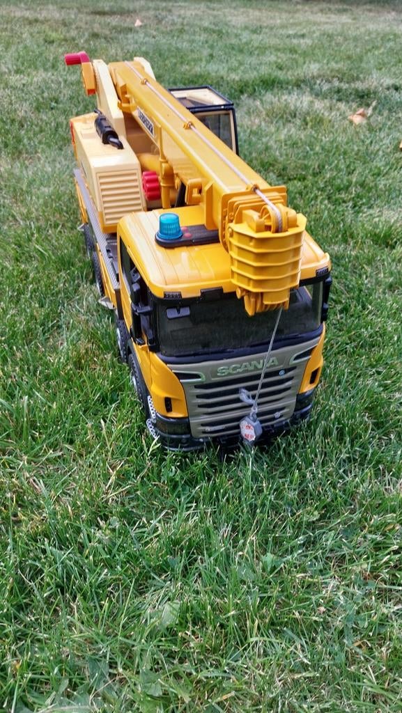 Bruder Scania Super 560R vrachtwagen met kraan, Kinderen en Baby's, Ophalen
