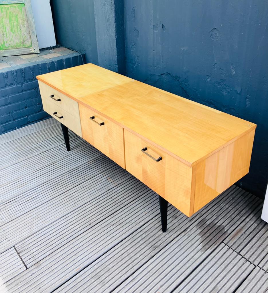 Laag vintage dressoir van blond fineer., Huis en Inrichting, Ophalen, Vintage, Zo goed als nieuw, Minder dan 100 cm