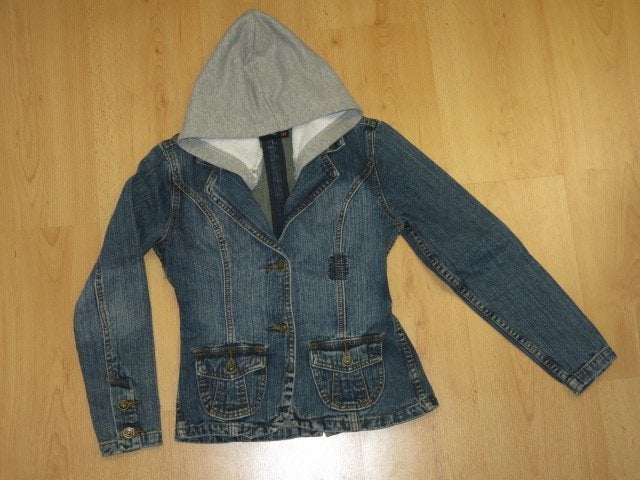 Een uniek jeansjasje, maat 152, Kinderen en Baby's, Kinderkleding | Maat 152, Ophalen, Zo goed als nieuw, Meisje, Jas