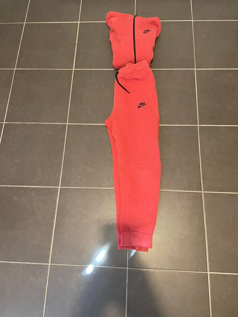 Nike tech goed conditie, Kinderen en Baby's, Kinderkleding | Maat 164, Verzenden, Zo goed als nieuw, Jongen, Setje