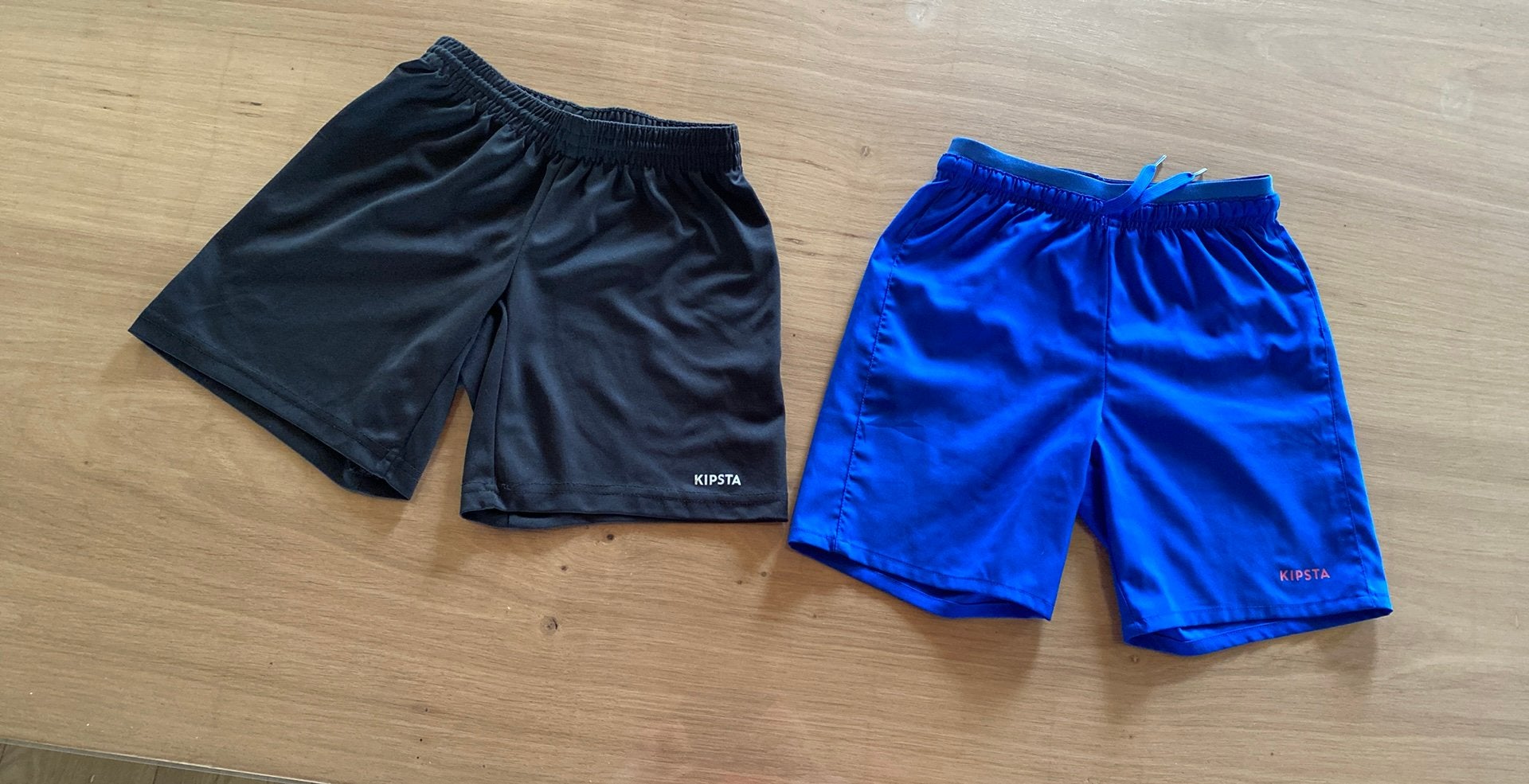 Zwart en blauw kipsta shortje maat 131-140, Ophalen, Zo goed als nieuw, Jongen of Meisje, Broek